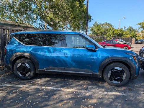 Used 2024 Kia EV9 Wind AWD/4WD image 2