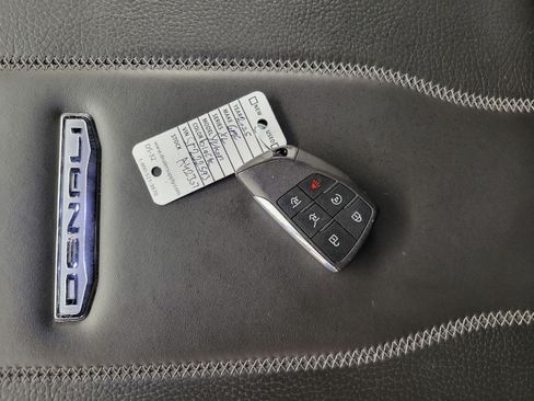 Used 2025 GMC Yukon XL Denali AWD/4WD image 27