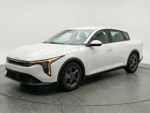 Used 2025 Kia K4 LXS image 3