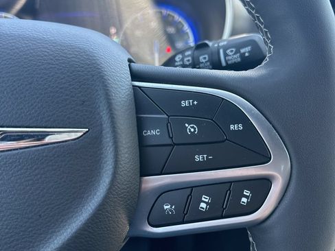 Used 2025 Chrysler Pacifica Select FWD image 16