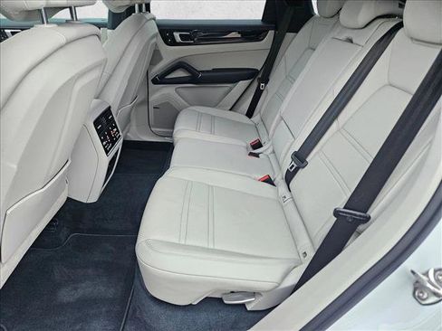 Used 2019 Porsche Cayenne E-Hybrid image 16