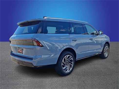 New 2025 Lincoln Navigator Reserve image 3
