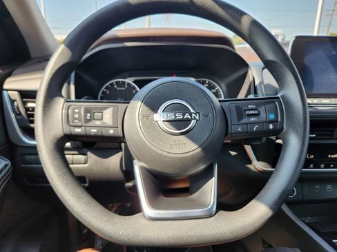 Used 2023 Nissan Rogue SV image 16