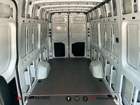 Used 2025 Mercedes-Benz Sprinter 2500 image 23