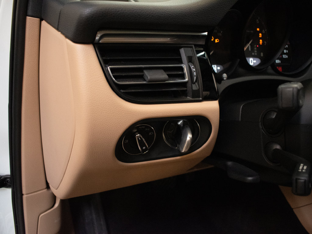 Certified 2023 Porsche Macan AWD/4WD image 20
