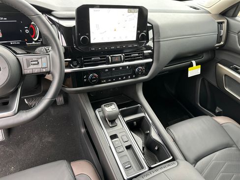 New 2025 Nissan Pathfinder Platinum image 31