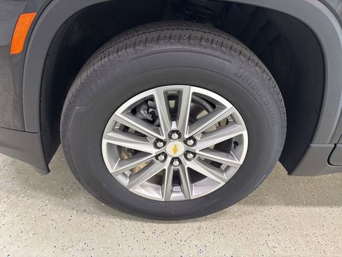 Used 2023 Chevrolet Traverse LT w/ Rear Camera Mirror Package image 11