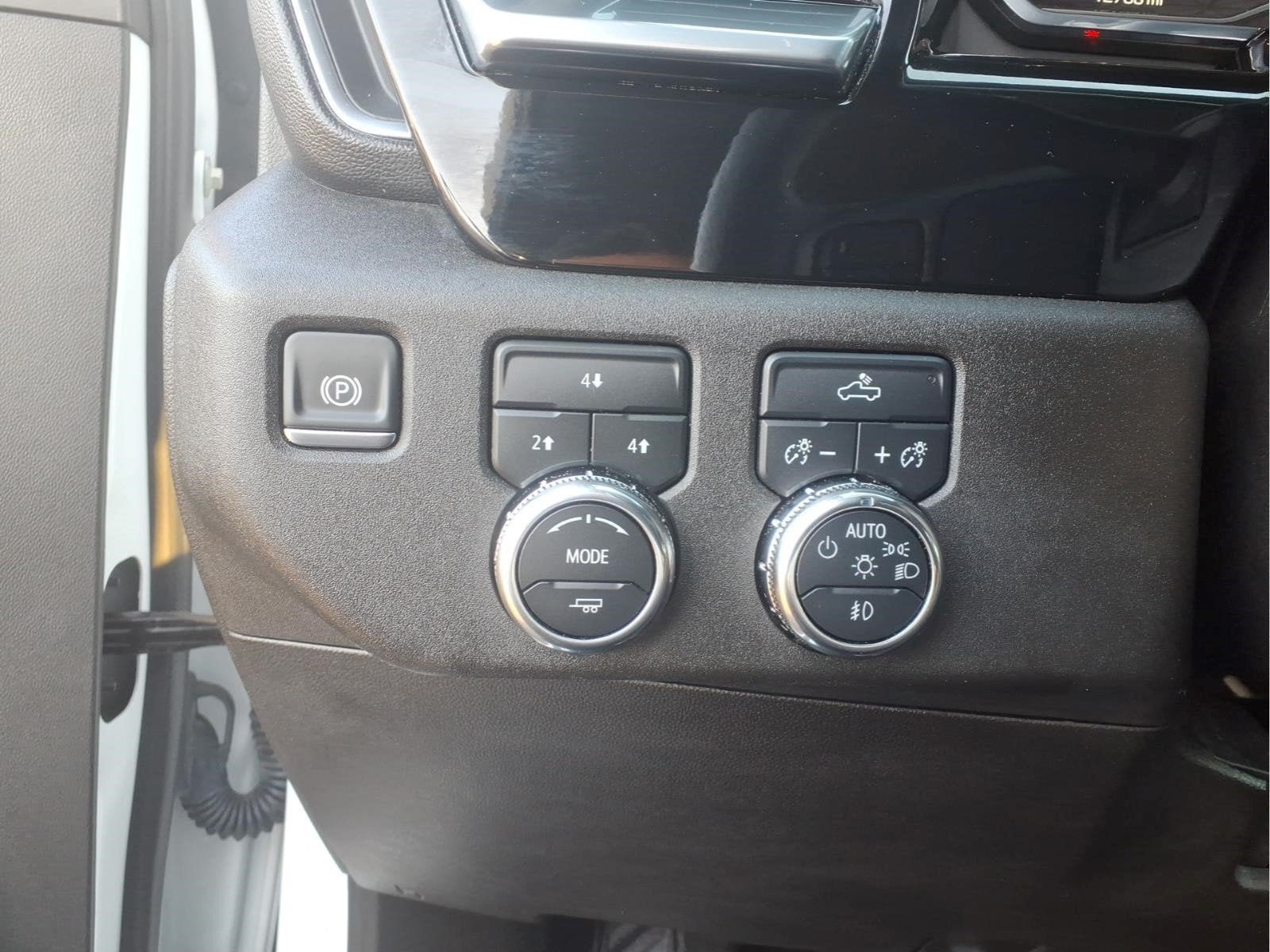 Used 2025 GMC Sierra 2500 SLE w/ SLE Value Package; AWD/4WD image 18