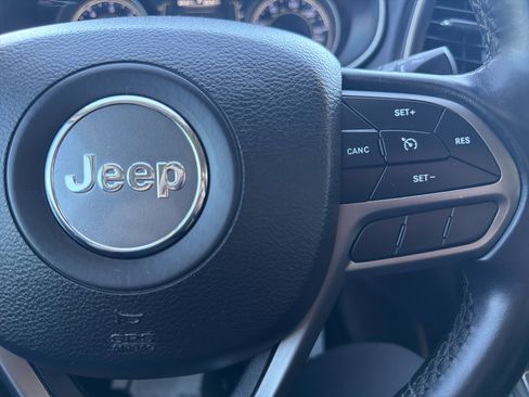 Used 2019 Jeep Cherokee Latitude Plus w/ Comfort/Convenience Group image 8
