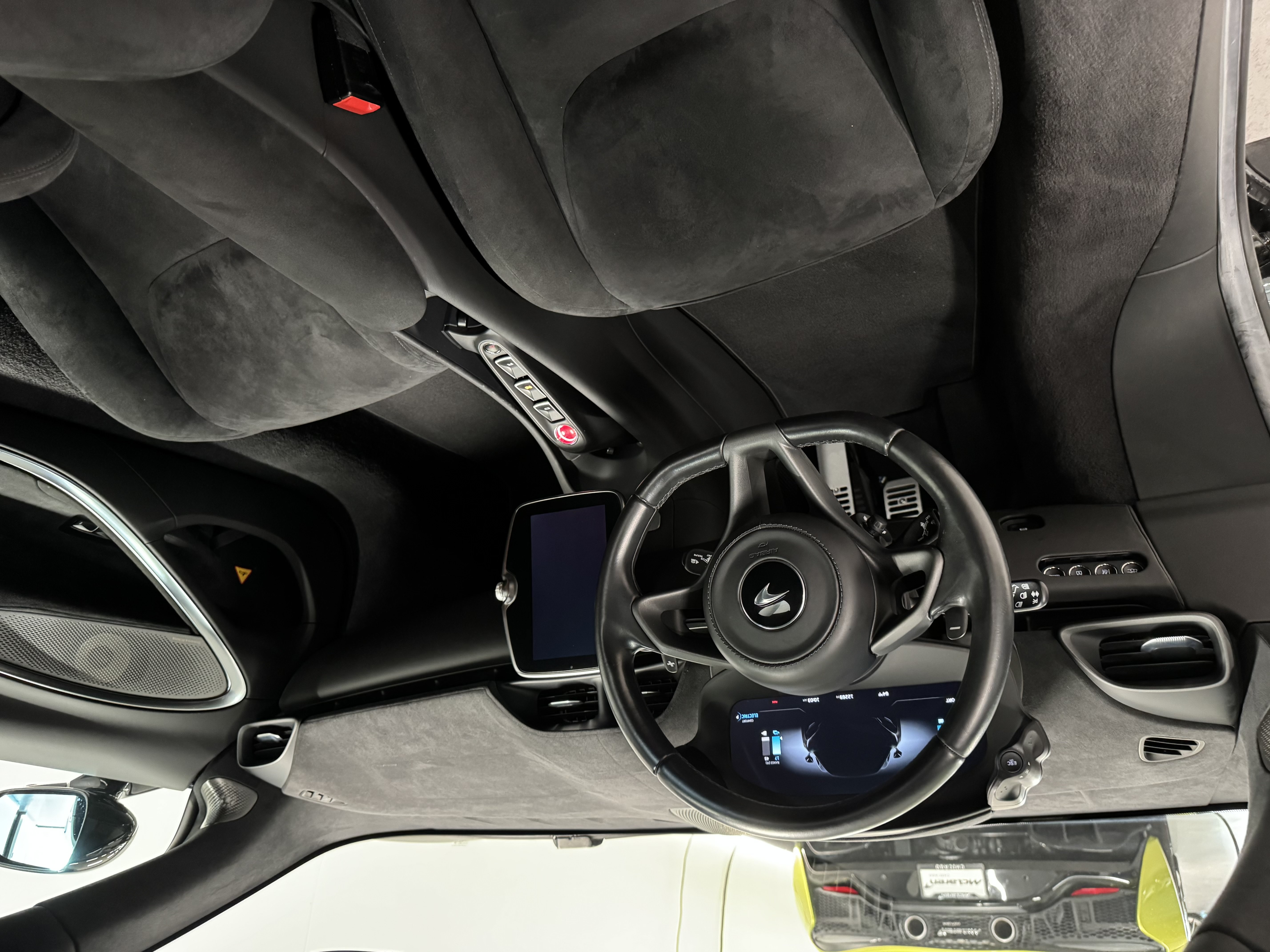 Used 2023 McLaren Artura RWD image 8
