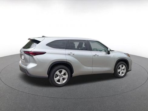 Used 2025 Toyota Highlander LE FWD image 15