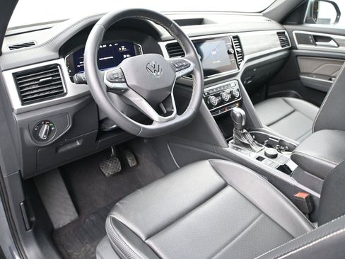 Used 2022 Volkswagen Atlas Cross Sport SE image 2