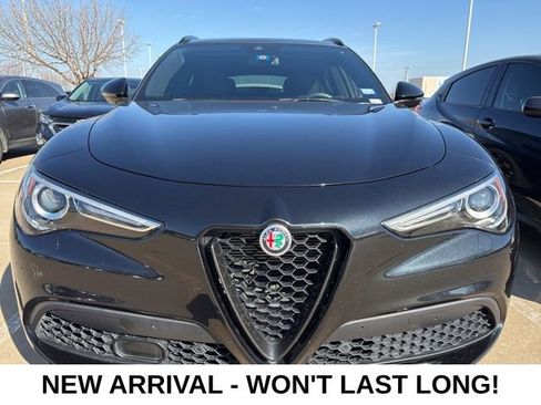 Used 2022 Alfa Romeo Stelvio Veloce image 2