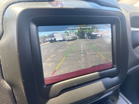 Used 2018 Jeep Renegade Altitude AWD/4WD image 39