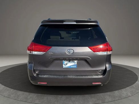 Used 2012 Toyota Sienna LE image 4