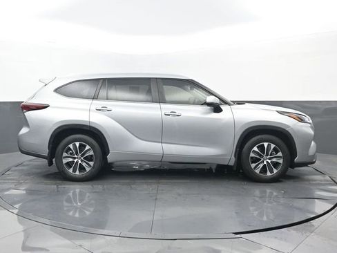 Used 2024 Toyota Highlander XLE FWD image 2