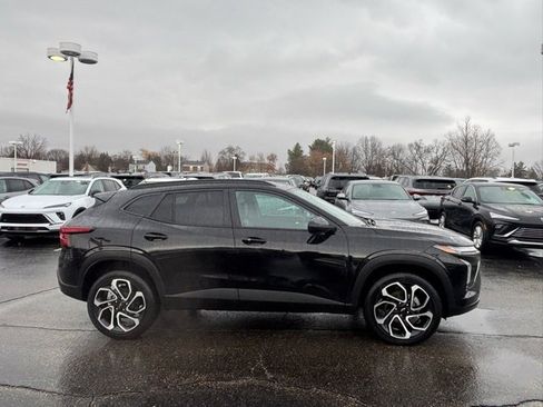 Certified 2025 Chevrolet Trax RS w/ Sunroof Package image 4