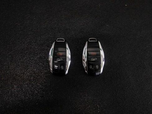 Used 2021 Bentley Bentayga image 45