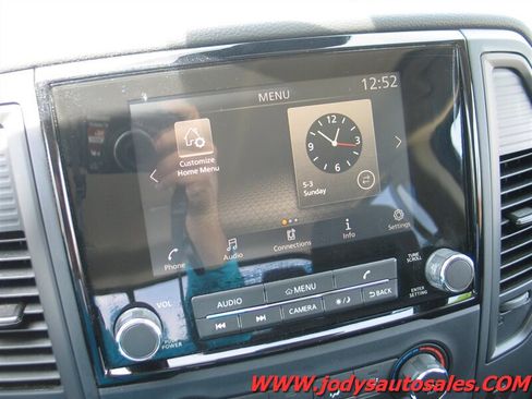 Used 2024 Nissan Titan SV AWD/4WD image 17