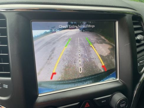 Used 2017 Jeep Grand Cherokee Altitude RWD image 26