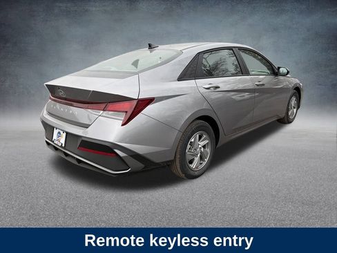 Used 2026 Hyundai Elantra SE w/ Cargo Package image 5