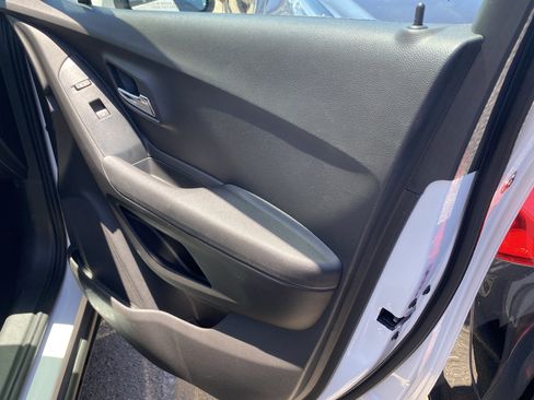 Used 2017 Chevrolet Trax LS FWD image 18