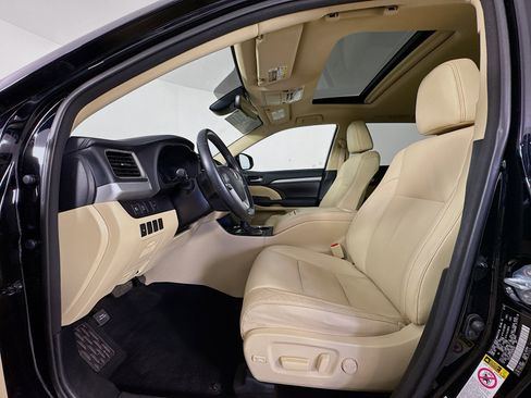 Certified 2017 Toyota Highlander XLE AWD/4WD image 21
