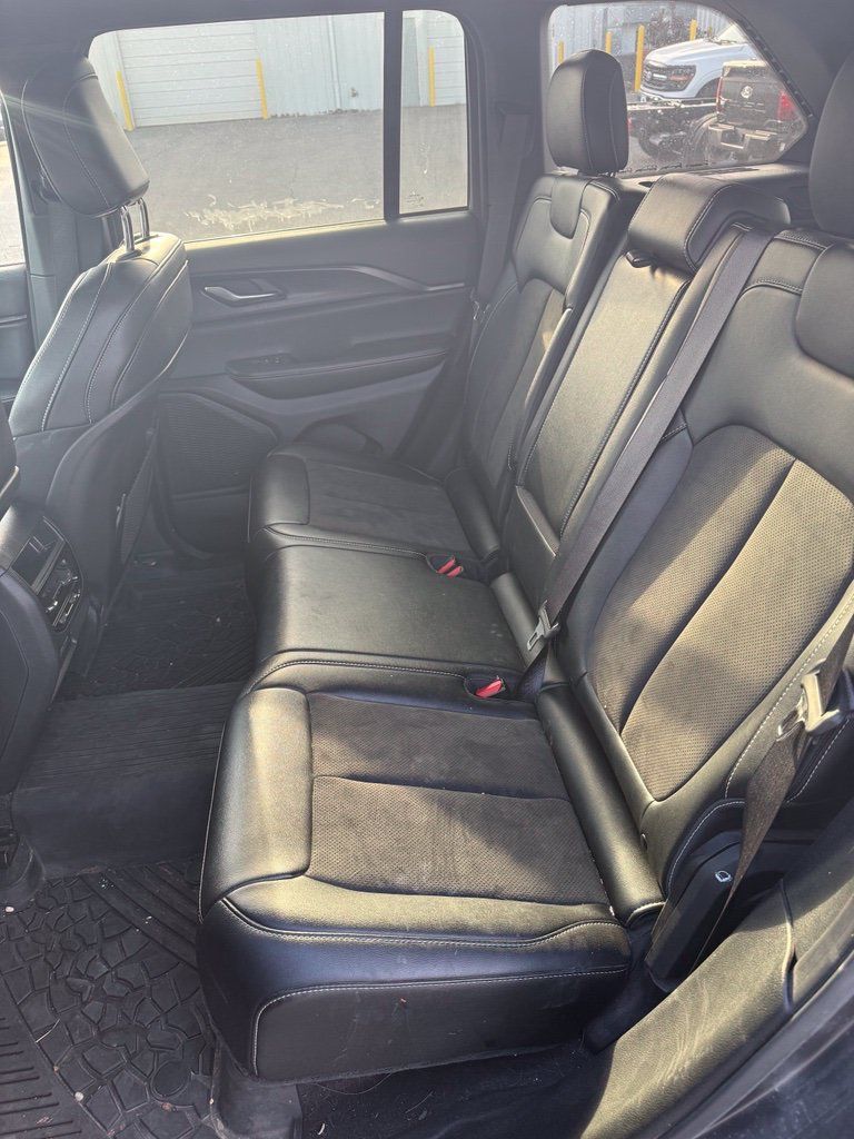 Used 2024 Jeep Grand Cherokee Altitude AWD/4WD image 6