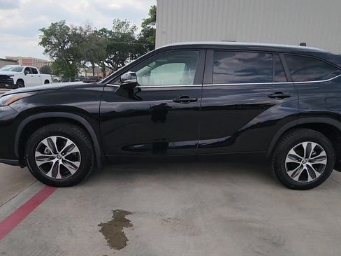 Used 2023 Toyota Highlander XLE AWD/4WD image 28