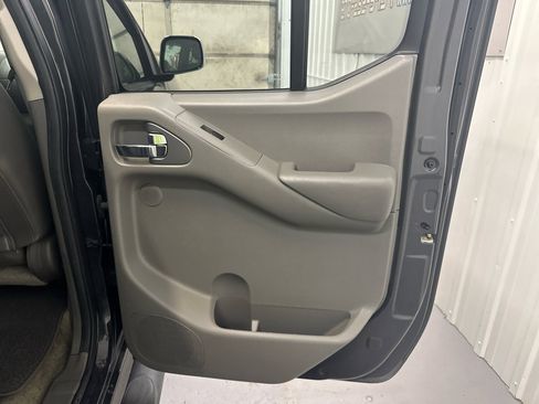 Used 2013 Nissan Frontier SL image 39