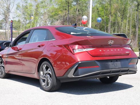 Used 2025 Hyundai Elantra Limited image 3