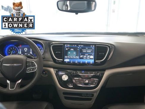 Used 2023 Chrysler Pacifica Touring-L image 30