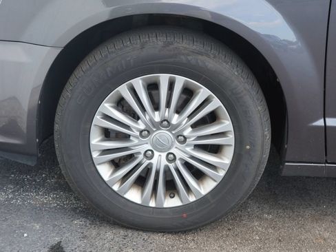 Used 2016 Chrysler Town & Country Touring-L FWD image 6