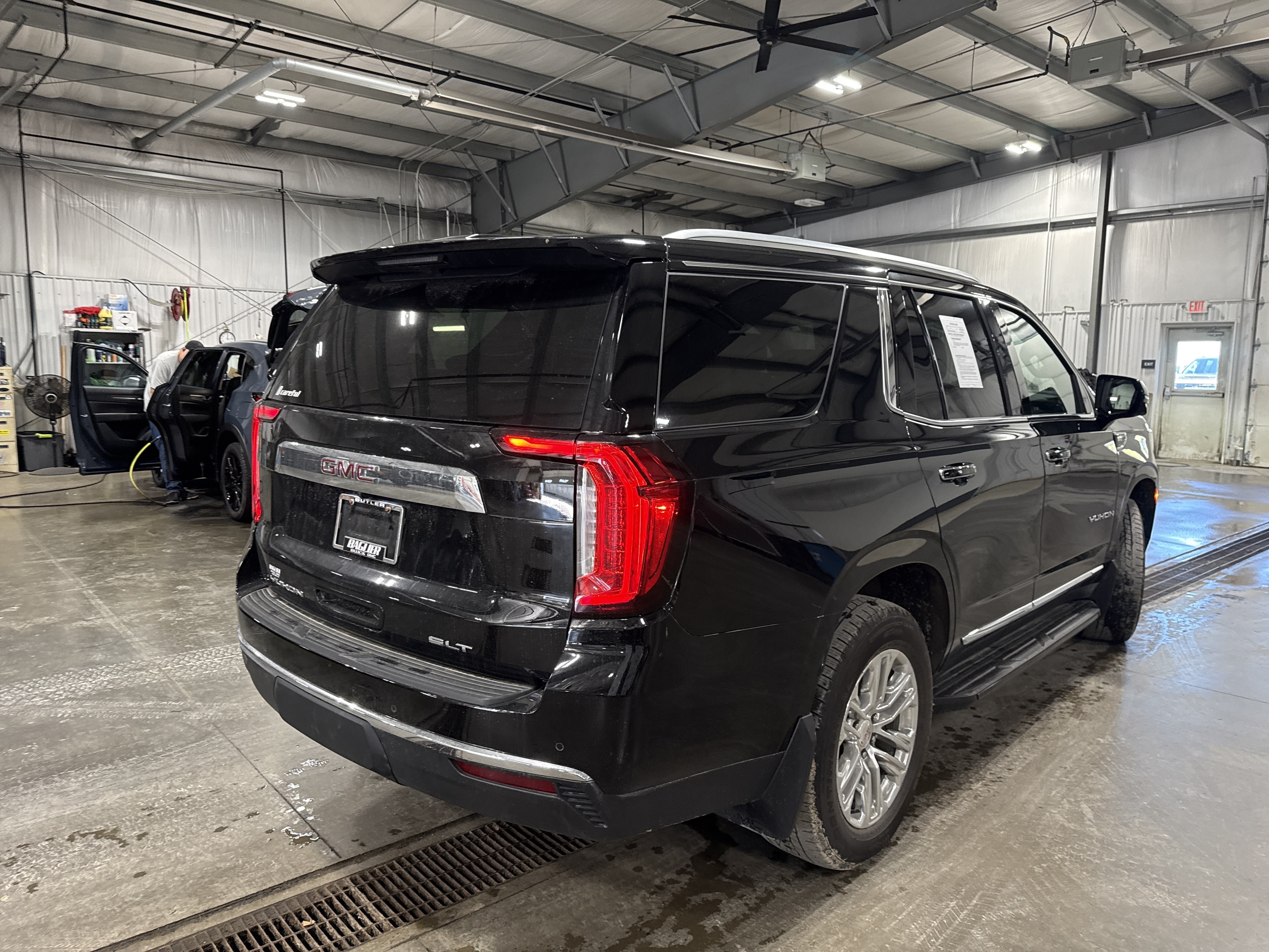 Used 2021 GMC Yukon SLT w/ SLT Premium Package AWD/4WD image 3