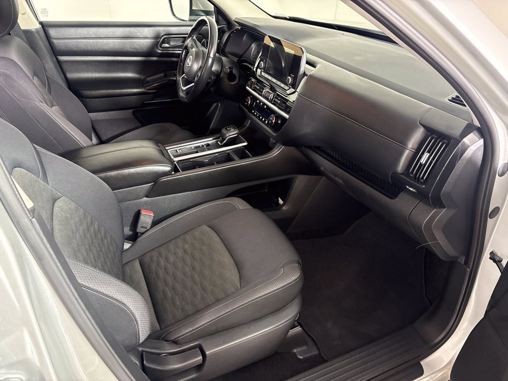 Used 2024 Nissan Pathfinder SV FWD image 17
