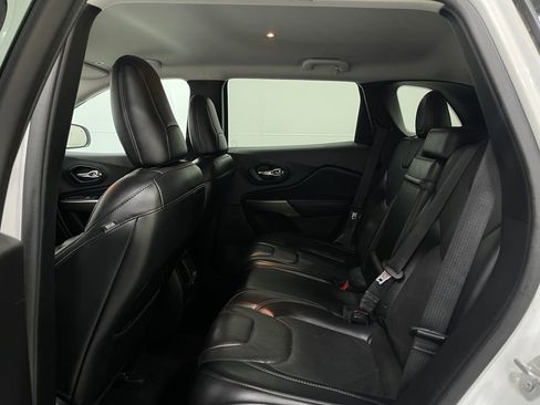 Used 2019 Jeep Cherokee Limited image 29