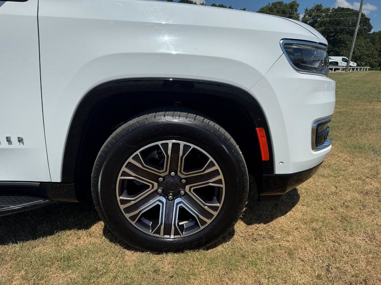 Used 2024 Jeep Wagoneer L Series II RWD image 7