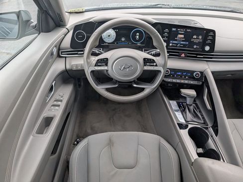 Used 2022 Hyundai Elantra SEL w/ Convenience + Premium Package image 11