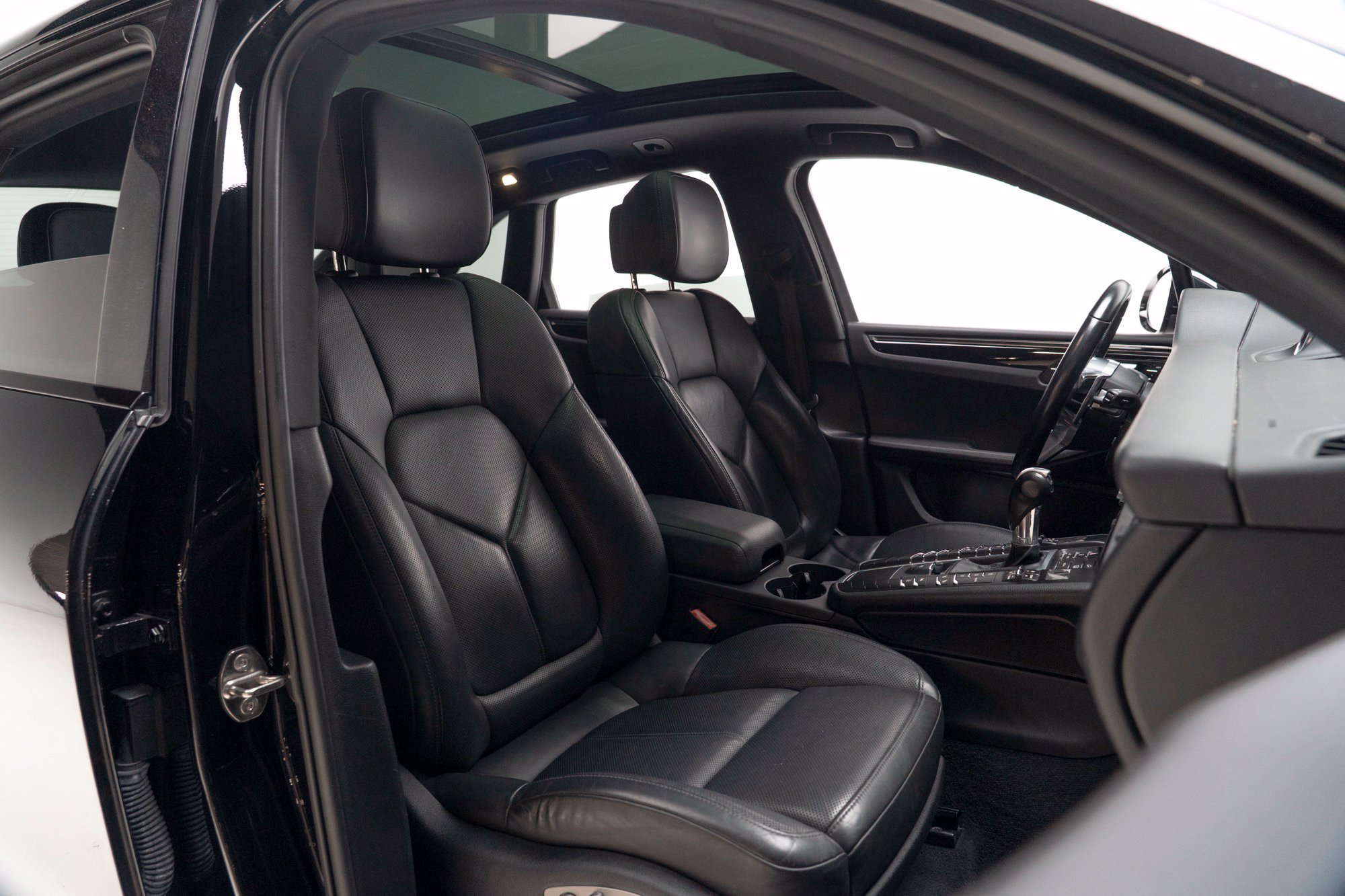Used 2020 Porsche Macan AWD/4WD image 47