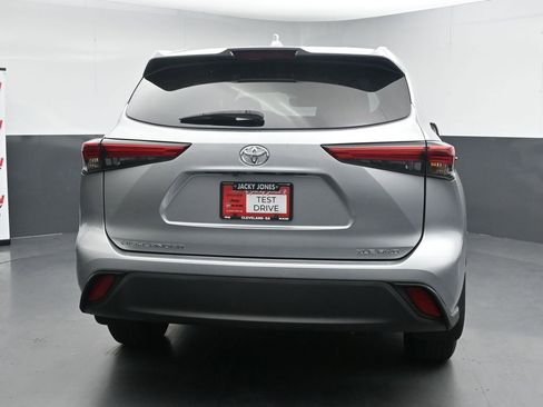 Used 2022 Toyota Highlander XLE AWD/4WD image 8