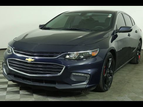 Used 2017 Chevrolet Malibu LT image 1