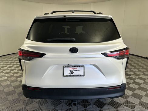 Used 2021 Toyota Sienna XLE image 9