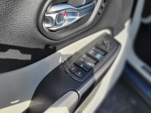 Used 2020 Jeep Cherokee Limited image 27