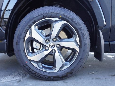 New 2025 Toyota RAV4 SE image 19