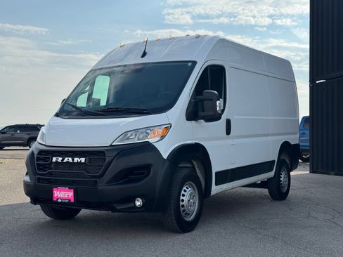 Used 2024 RAM ProMaster 2500 w/ Convenience Group FWD image 11