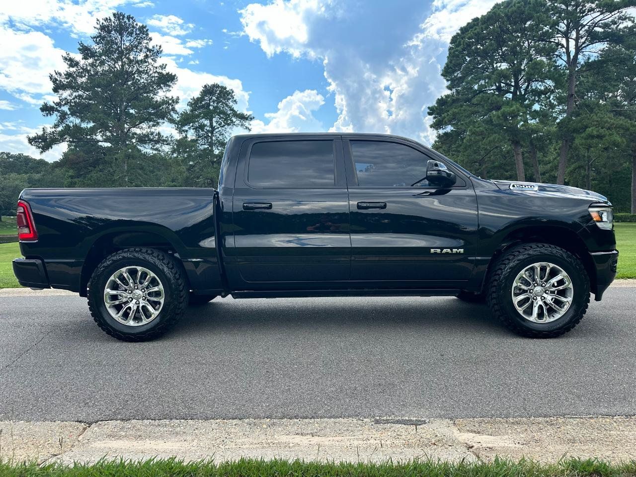 Used 2023 RAM 1500 Laramie AWD/4WD image 4