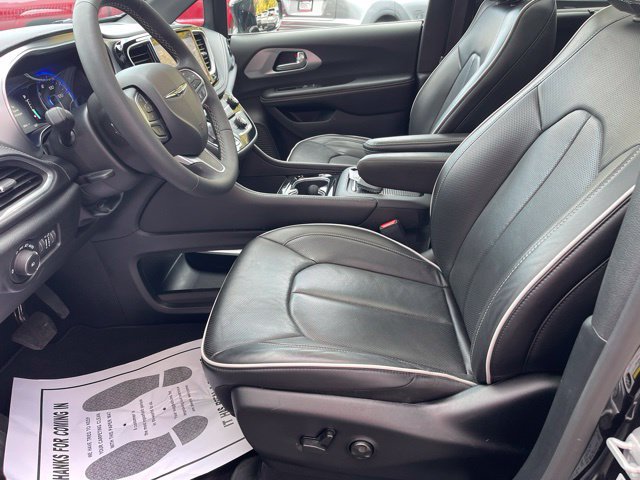Used 2026 Chrysler Pacifica Limited FWD image 16