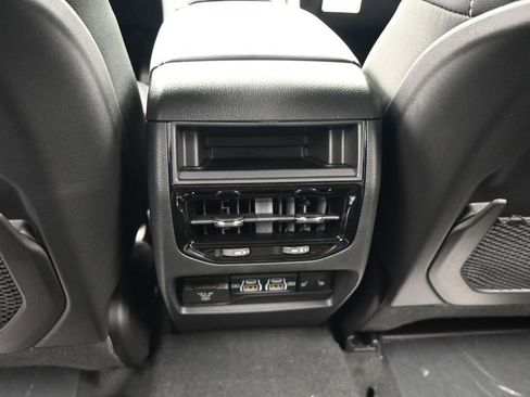 Used 2025 Jeep Grand Cherokee Limited image 31