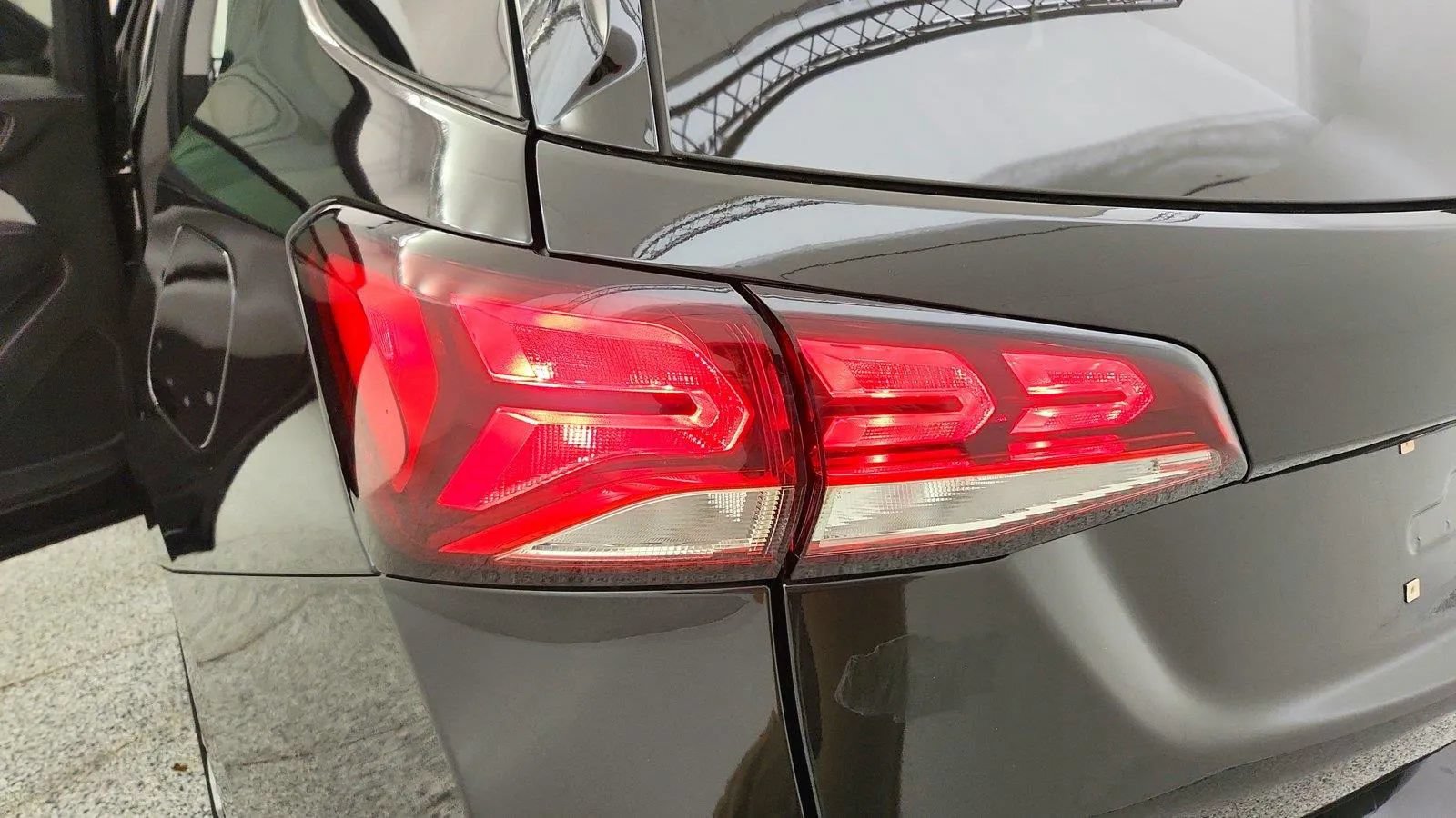 Used 2023 Chevrolet Equinox LS w/ LS Convenience Package FWD image 32