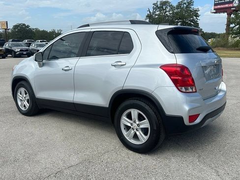 Used 2020 Chevrolet Trax LT w/ LT Convenience Package FWD image 2